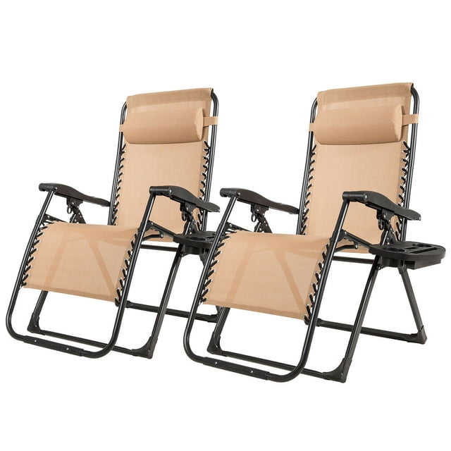 Gymax Lot de 2 Chaises Longues Inclinables Pliantes Zero Lestées avec Oreiller Porte-Gobelet en beige. Cet Ensemble Comprend Deux Chaises Zero Gravité avec Dossiers Réglables, Oreillers Appuie-Tête Mobiles et Plateaux Porte-Gobelet. Fabriqué avec un Cadre en Acier Robuste et un Tissu Résistant au Soleil, Chaque Chaise Supporte jusqu'à 500 Lb. Leur Conception Légère et Pliable les Rend Idéales pour une Utilisation Extérieure sur patios, Plages Ou au Bord de la Piscine. Dimensions : 37.5 Pieds'-73.5 Pieds' x 27.5 Pieds' x 34 Pieds'-47
