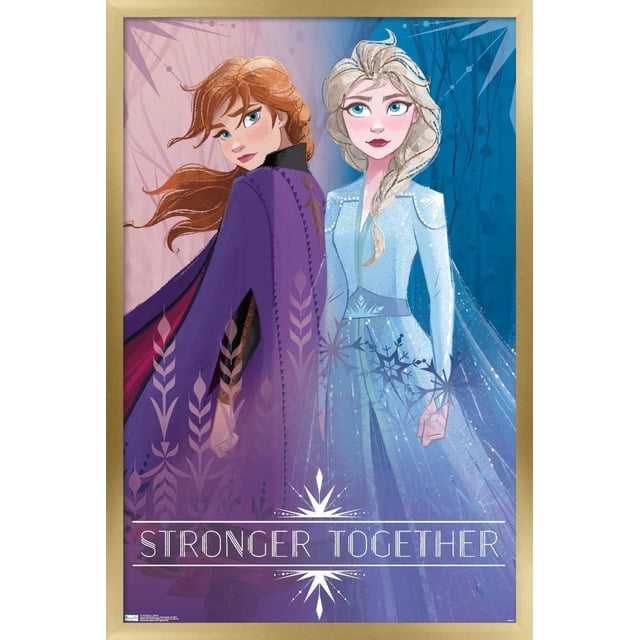 Disney la Reine des Neiges 2 - Affiche Murale des Sœurs, 22,375 Po x 34 Po Encadrée, Représentant Deux Sœurs Debout Dos à Dos. l'Une Porte un Manteau Violet aux Motifs Complexes, l'Autre une Robe Bleu Pâle Ornée de Flocons de Neige et d'Une cape Fluide. l'Arrière-plan Présente des Nuances Violettes et Bleues avec « Plus Fortes Ensemble » en Texte Blanc au Bas. Convient à la Décoration Murale de Chambre Ou de Chambre d'Enfant.
