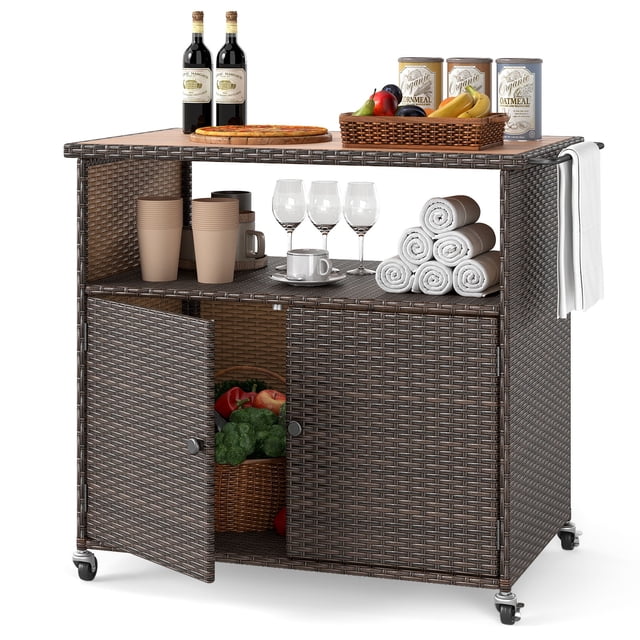Gymax Armoire de Rangement Extérieure avec Dessus en Bois d'Acacia, Buffet à 2 Portes, Bahut, Vue Orientée vers l'Avant en Rotin PE Brun Mélangé avec Comptoir en Bois d'Acacia, Tablette Ouverte au-Dessus d'Un Compartiment Fermé à Deux Portes avec Boutons Ronds et Loquets Magnétiques, Cadre en Métal sur Quatre Roulettes Pivotantes (Deux Verrouillables); dimensions 37.5 Pouces x 21 Pouces x 33.5 Pouces; Convient comme Buffet de patio Ou Chariot de Service Portatif pour le Bord de la Piscine avec Poignée Qui Fait Aussi
