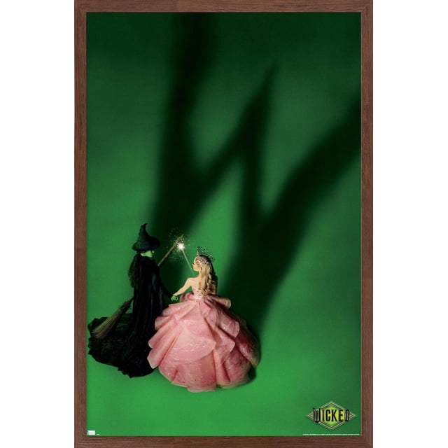 Wicked - Affiche Murale Teaser à une Feuille, 22,375 Po x 34 Po, Représente Deux Poupées de Wicked; une Sorcière au Visage Vert en Noir avec un Balai et une Princesse blonde en Robe Rose Superposée et une Couronne Tenant une Baguette Étincelante, Ensemble sur Fond Vert avec une Grande Ombre de Chapeau de Sorcière, Convient à la Décoration Murale de Chambre, Bureau Ou Dortoir.