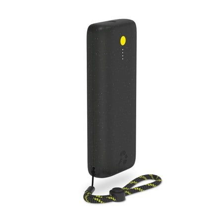 Nimble Chargeur Portable Champ Pro 20 000 mAh Noir Minuit Présenté dans un Profil 3/4 avec une Forme Rectangulaire Compacte, Corps en Plastique Recyclé Noir Mat avec texture Mouchetée, Bouton d'Alimentation Jaune, Quatre Indicateurs de charge à DEL Blancs, et une Dragonne Tressée Noire et Jaune pour la Portabilité.