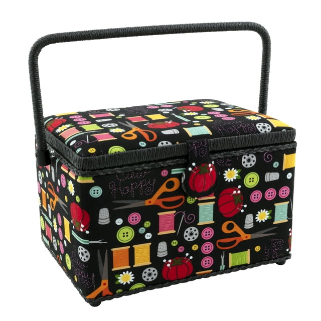 Dritz Panier de Couture Rectangulaire, Grand, Mesurant 11-1/2” L x 8-3/4” L x 7-1/2” H, avec Tissu Noir Imprimé avec des Icônes de Couture Colorées Incluant des Ciseaux, des Boutons, des Bobines de Fil, des Dé à Coudre et des Coussins à Épingles. Il a une Poignée Enveloppée de Cordon, une Fermeture à Bouton-Pression Magnétique, et Est Idéal pour le Rangement portable et l'Organisation de l'Artisanat.