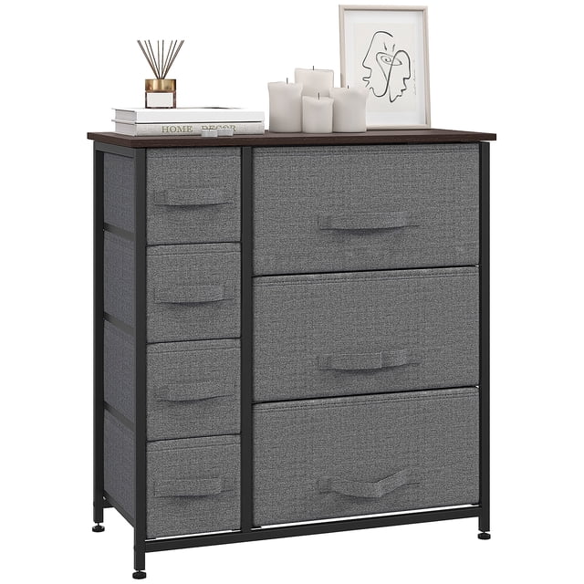 HOMCOM Commode pour Chambre avec 7 Tiroirs, au design en Tissu Gris Foncé. Comprend Trois Grands Tiroirs et Quatre Petits, Supporté par un Robuste Cadre en Acier Noir Enduit de Poudre. le Dessus en Bois d'Ingénierie Offre de l'Espace pour des Articles de Déco comme des Bougies et des Livres. Pieds Ajustables Améliorent la Stabilité, Ce Qui en Fait Idéale comme Commode en Tissu pour le Rangement Moderne de la Chambre.