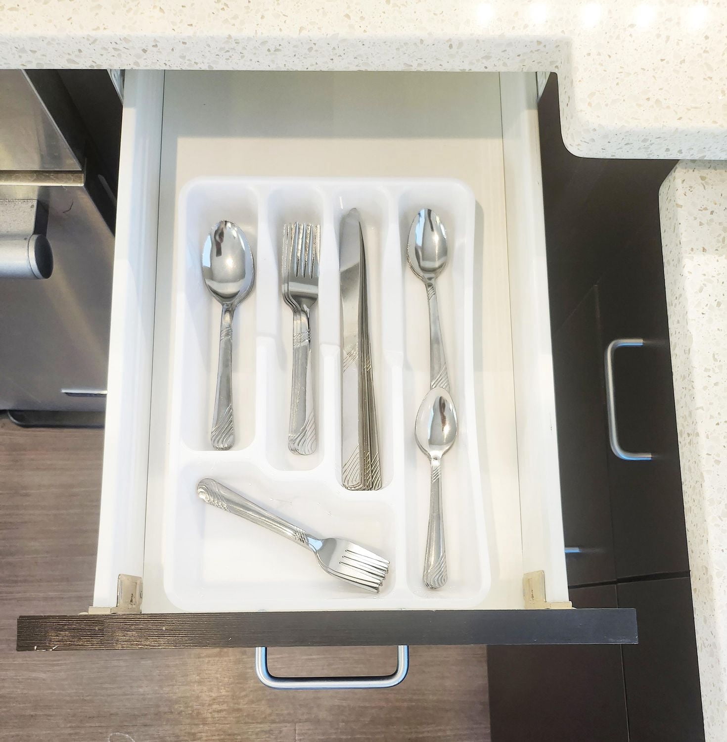 Ensemble de couverts en acier inoxydable Mainstays « Swirl » (48 pièces) avec plateau de rangement, argenté, service pour 8 personnes