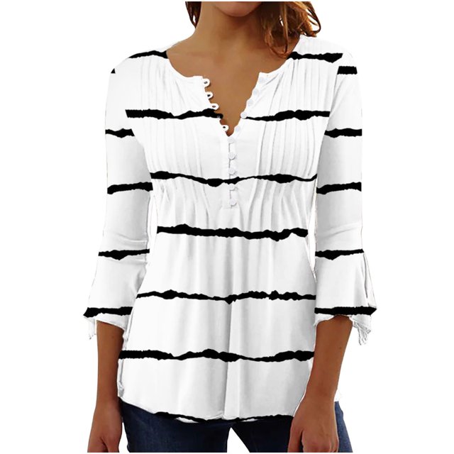 Hauts à Manches 3/4 pour Femmes avec une base Blanche avec Imprimé à Rayures Horizontales Noires, un Encolure en V avec Détails de Boutons et une Taille Froncée. Ce Haut d'Été pour Femmes Est Fait de 95 % polyester et 5 % Élasthanne, Offrant Confort et Durabilité. la blouse à Manches 3/4 avec une Légère Évasée et Convient aux occasions Décontractées, de Travail Ou de Fête. Disponible en Tailles P à TTG.