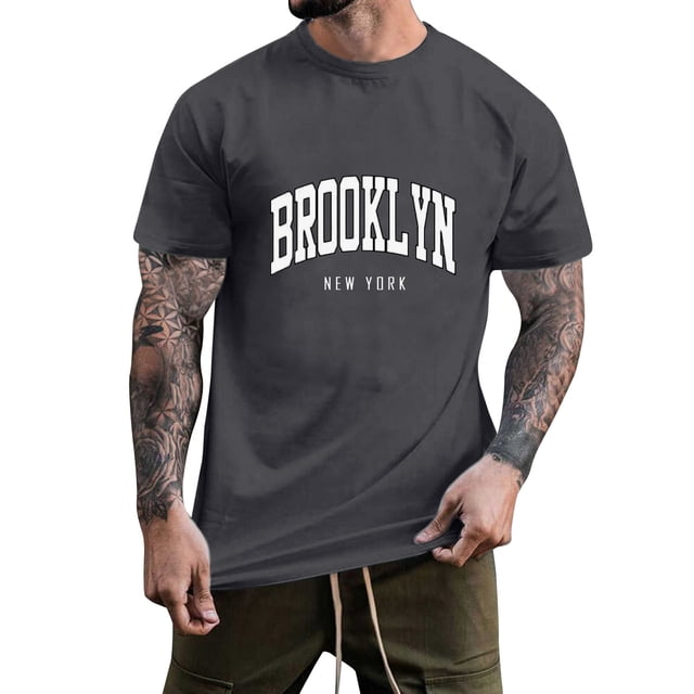 BOBOGOJP Chemises Classiques à Manches Courtes pour Hommes T-Shirt Uni à Manches Courtes à Encolure Dégagée en Gris Foncé, Taille G. le T-Shirt Présente un Imprimé Graphique Audacieux « Brooklyn NEW YORK » à l'Avant. Fabriqué en Mélange de Coton, Offre une Sensation Légère, Respirante et Ultra Douce. Conçu avec une Coupe Moderne Qui Enveloppe les Bras et les Épaules Tout en Offrant de l'Espace à Travers le Corps. Idéal pour une Tenue Décontractée Ou des Sorties d'Été.