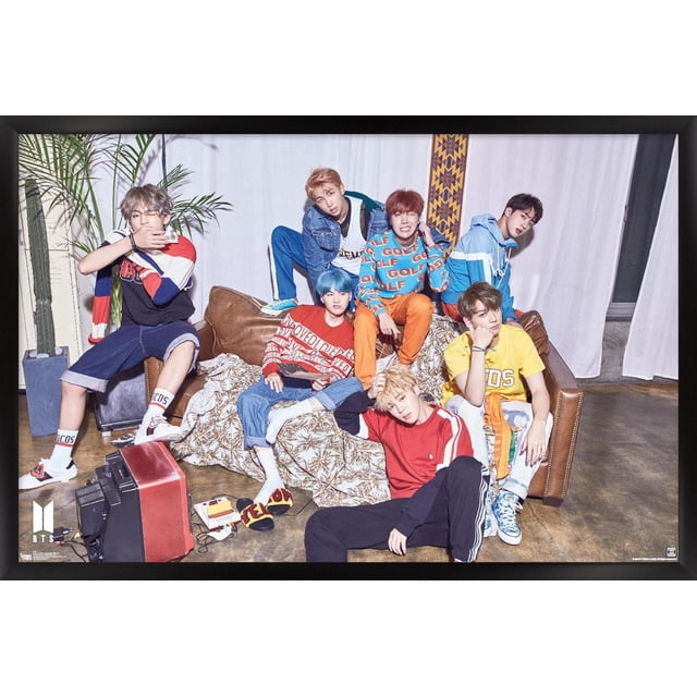 BTS - Aimez-Vous? « Elle » Affiche Murale, 22,375 Po x 34 Po Encadrée Mettant en Vedette Sept Membres BTS en Tenue Décontractée Colorée de Style Mode Urbaine Assis et Se Détendant sur un Canapé en Cuir Brun avec un Jeté à Motifs, Posée contre des Rideaux Blancs avec des Plantes d'Intérieur et une Télé vintage Rouge au Sol, Capturant une pose de Groupe Décontractée Convenant à la Déco de la Maison et à l'Art Mural.