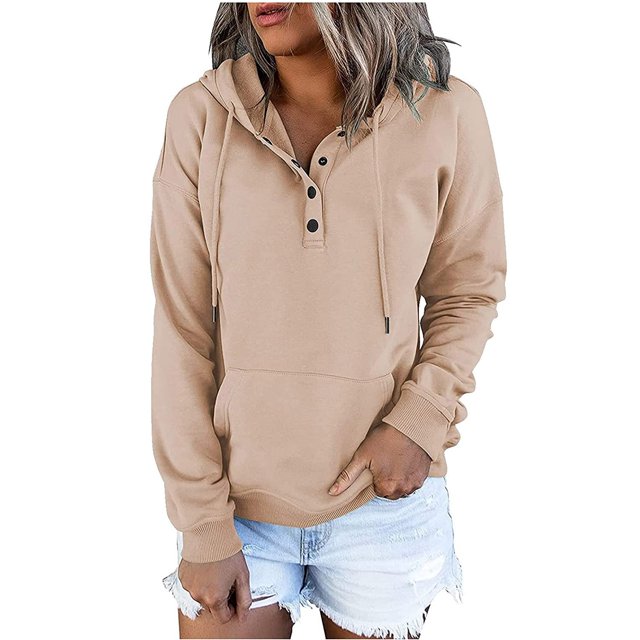 Chandail à Capuchon Uni à Manches Longues pour Femmes, Blouse Décontractée à Enfiler, Hauts beige. le Chandail à Capuchon avec Cordons de Serrage Ajustables, Encolure Boutonnée et Manches Longues avec Poignets Côtelés. Fabriqué en Tissu polyester Doux, Il Est Conçu pour un Usage Décontracté et Convient aux Saisons d'Automne et d'Hiver. le Modèle l'Agence avec des shorts en denim Léger.