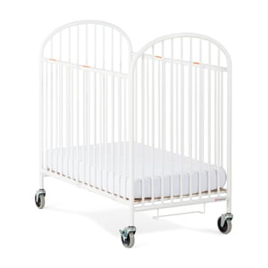 Foundations® Pinnacle™ Crèche en acier pliant compacte avec roulettes surdimensionnées et matelas en mousse