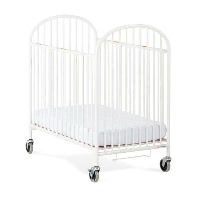 Foundations® Pinnacle™ Lit de Bébé Compact Pliant en Acier avec Roulettes Surdimensionnées et Matelas en Mousse Fini Blanc. le Lit de Bébé Présente un design Traditionnel avec une construction en Acier Robuste, un Matelas en Mousse InfaPure de 4 Pouces, et une Hauteur de Matelas Ajustable. Il Comprend des Roulettes de Qualité Commerciale pour une Mobilité Fluide et Deux Roues Verrouillables pour la Stabilité. le Lit de Bébé Mesure 40 Pouces de long, 28 Pouces de Large et 43 Pouces de Haut Lorsqu'il Est Assemblé.