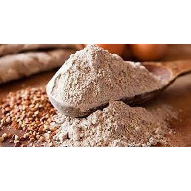 Farine de Sarrasin Moulue sur Pierre Foncée, Sac de 22 Lb, Exposée en Gros Plan avec une Cuillère en Bois Qui Ramasse la Farine. la Farine a une texture Grossière, Brun Pâle, avec des grains de Sarrasin Éparpillés sur une surface en Bois pour le Contexte.