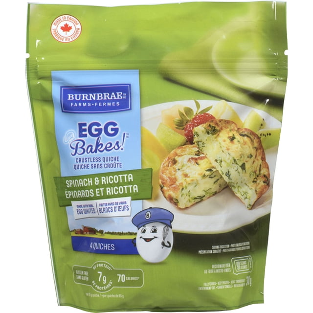 EGG BAKES! QUICHE Sans Croûte aux Épinards et à la RICOTTA, Emballage de 340 g Présentant Quatre quiches Sans Croûte aux Épinards et à la RICOTTA Faites avec des Blancs d'Oeufs, Chacune avec 7 g de Protéines et 70 calories, Affichées sur une Assiette Blanche avec des Fruits Frais, Idéal pour des Collations de Déjeuner Surgelées Rapides.