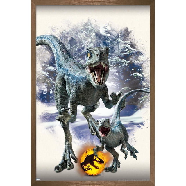 Monde Jurassique : Dominion - Affiche Murale Focus Bleue et Bêta, 14,725 Po x 22,375 Po Encadrée, Représentant Deux Vélociraptors Bleus à Bouche Ouverte et Dents Tranchantes dans un Fond de Forêt Enneigée, un Adulte et un Juvénile, Se Tenant au-Dessus d'Un logo Monde Jurassique orange Lumineux, Imprimée avec une Finition Satinée et Encadrée en Bois, Idéale pour la Déco Murale de la Maison Ou du Bureau.