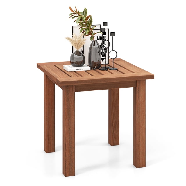 Patiojoy 1 Pce Table d'Appoint en Bois Dur pour Patio Table d'Appoint Carrée avec Plateau à Lattes Petite Table de Café Bistro Table d'Appoint Intérieure Extérieure. une Table d'Accent Compacte en Bois Dur Naturel avec un design à Plateau à Lattes, Soutenue par Quatre Pieds Robustes. Parfaite pour les Installations de Meubles de Patio Ou les Espaces Intérieurs, Montrée avec des Articles Décoratifs Incluant des vases et des Livres.