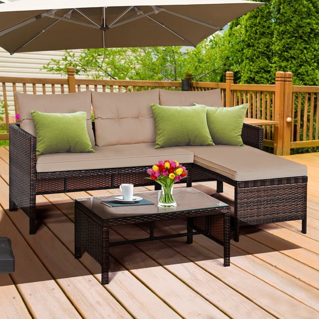 Gymax Ensemble de Meubles d'Extérieur en Rotin 3 Pcs, Ensemble de Canapé de Patio avec Table Basse, Comprenant un Causeuse, une chaise Longue et une Table Basse en Verre Trempé. l'Ensemble Est Conçu avec un Cadre en Acier durable et un Rotin de Haute Qualité au design Moderne. des Coussins Beiges avec Housses Amovibles et des Coussins d'Accent Verts Offrent Confort et style. Idéal pour les patios, les Jardins Ou les Environnements au Bord de la Piscine, Présenté sur une Terrasse en Bois avec un Arrière-Plan de Jardin.