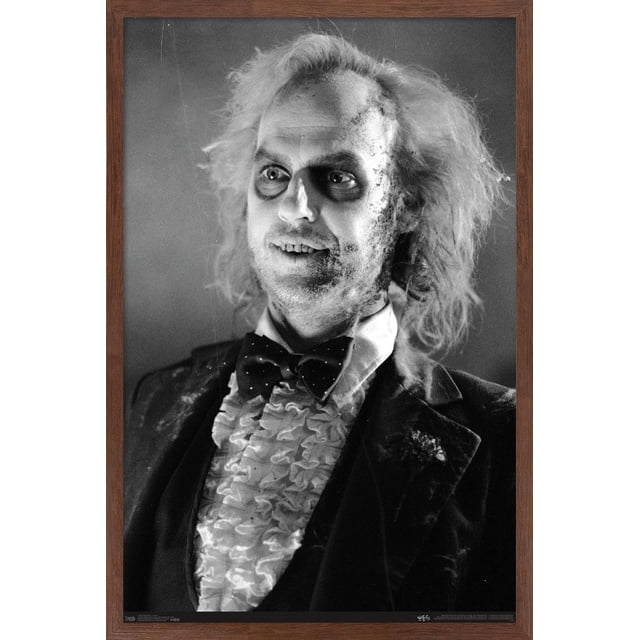 Beetlejuice - Affiche Murale Classique, 22,375 Po x 34 Po Présentant un portrait Noir et Blanc d'Une Personne Portant une Chemise Blanche à Volants, un Nœud Papillon à Pois et une Veste en Velours Foncé avec Boutonnière, Encadrée en Bois, Convient à la Déco Intérieure et à l'Art Mural.