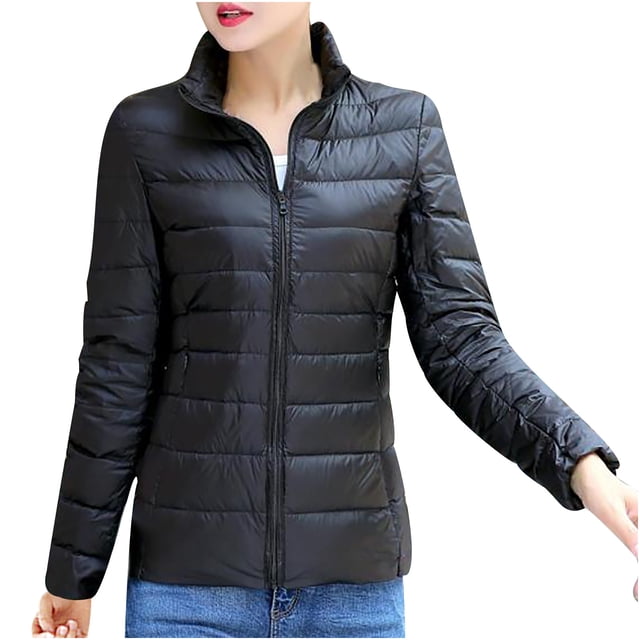 Hauts pour Femmes à Manches Longues Mode Manteau pour Femmes Vêtement d'Extérieur Uni Garder au Chaud Hauts pour Dames à Manches Longues. un Manteau Noir Matelassé à Manches Longues avec Col Montant et Fermeture Éclair avant, Conçu pour l'Automne et l'Hiver. Fait d'Un Mélange de Coton et de polyester, Il Présente un Motif Uni et un style Décontracté, Convient aux occasions Quotidiennes Ou Décontractées. le Modèle l'Agence avec des jeans en denim Bleus.