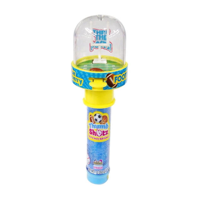 Thumb Shotz - Jeu et Bonbons Tout-en-un Jouet Fantaisie Portatif Présentant un Jeu d'Adresse de football miniature avec un Dôme Transparent, un Poteau de But Blanc et un Petit Ballon de football Brun sur un Terrain Vert, Combiné avec des Bonbons à Saveur de Fruits dans un Contenant Bleu et Jaune avec une Image de Marque à Thème Sportif.