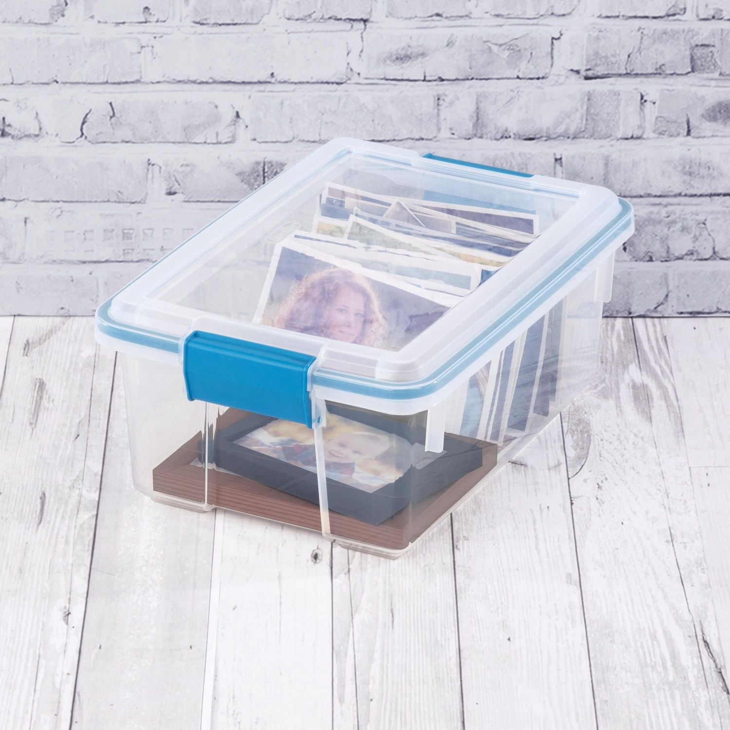 Sterilite Boîte à joint d’étanchéité de 11.4 L, petite bac de rangement transparent résistant aux intempéries avec couvercle à loquet, bleu