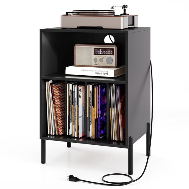 Gymax Support de Tourne-Disque avec Station de Recharge au design Moderne Noir, structure à 3 Niveaux et 5 Compartiments de Rangement. le Support Comprend un Plateau Spacieux pour un Plateau Tournant, une Tablette Centrale pour Livres Ou Appareils, et 4 Compartiments Divisés Pouvant Contenir jusqu'à 150 Disques Vinyles. Il Comprend une Station de Recharge Intégrée avec 2 Prises CA, 1 port USB et 1 port Type‐C, Ainsi Qu'un Trou de Gestion des Câbles pour un Câblage Organisé. le Support Est Soutenu par des Pieds en Métal Robustes et Comprend des Trousses Anti-Basculement pour