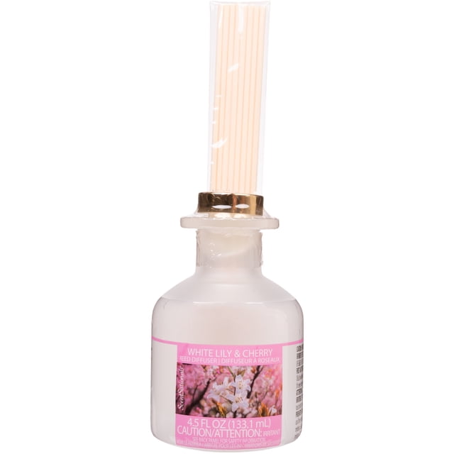 ScentSationals Diffuseur de Roseaux - Lys Blanc et Cerise avec une Bouteille en Verre Givré Contenant 4,5 fl oz (133,1 ml) d'Huile Essentielle, Col Doré et Huit Bâtonnets de Roseaux Naturels, Présentant une Étiquette Rose avec des Images de Lys Blanc et de Fleur de Cerisier, Convient à l'Aromathérapie et au Parfum d'Intérieur.