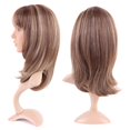 thumbnail image 2 of Perruque Synthétique Longue et Bouclée avec Frange, Perruques aux Cheveux Courts, Résistante à la Chaleur, Perruque Complète, Tête Complète pour Femmes, Blond, Mèches, 2 of 4