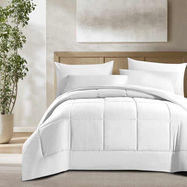 Swift Home Couette en Alternative au Duvet Très Rembourrée en Blanc pour Lit Grand avec Tête de Lit en Bois, avec Courtepointe Carrée Moelleuse et texture Lisse. Cette Couette Toutes Saisons, Respirante et Hypoallergénique Offre un loft et une Chaleur de Qualité Supérieure, Montrés dans une Chambre Neutre avec une Plante en Pot et une Oeuvre Murale Abstraite.