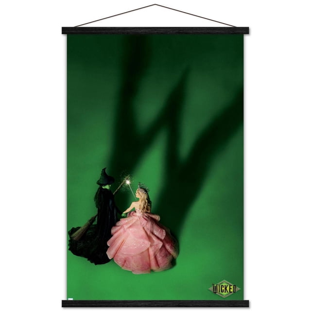 Wicked - Affiche Murale Teaser à une Feuille, 22,375 Pouces x 34 Pouces, Présente une Vue Centrée de Deux Figurines sur un Fond Vert. l'Une Est une Sorcière en Noir avec un Chapeau Pointu et un Balai Tenant une Baguette Lumineuse, l'Autre une Femme en Robe de Bal Rose et une Couronne. Leurs Ombres Forment un Grand « W ». Imprimée sur du Papier Lustré aux Couleurs Vibrantes, Facile à Accrocher avec des Supports Adhésifs Inclus. Convient à la Décoration Murale de Chambre, Bureau, Dortoir Ou Fête.
