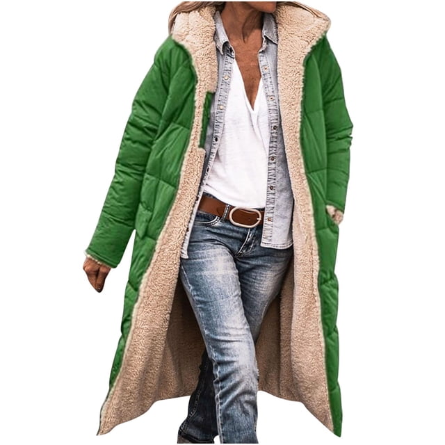 Manteau Long en Coton Réversible pour Femmes, d'Hiver, Décontracté, Ample, Mode, Couleur, avec Poches et Fermeture Éclair, Couleur Vert Uni, avec Intérieur beige Doublé en Molleton. Le Long Manteau Présente une Fermeture Éclair à l'Avant, des Poches Latérales et une Coupe Ample, Conçu pour un Style Décontracté et Extérieur. Montré, Porté Ouvert sur un Haut Blanc et des jeans en denim.