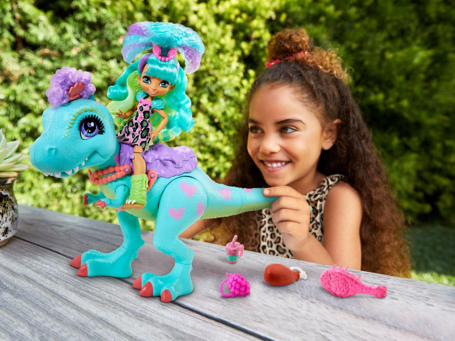 Coffret de Jeu avec Poupée Rockelle et Meilleure Amie Dinosaure Club des Cavernes