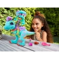 thumbnail image 4 of Coffret de Jeu avec Poupée ​Rockelle et Meilleure Amie Dinosaure Club des Cavernes, 4 of 6