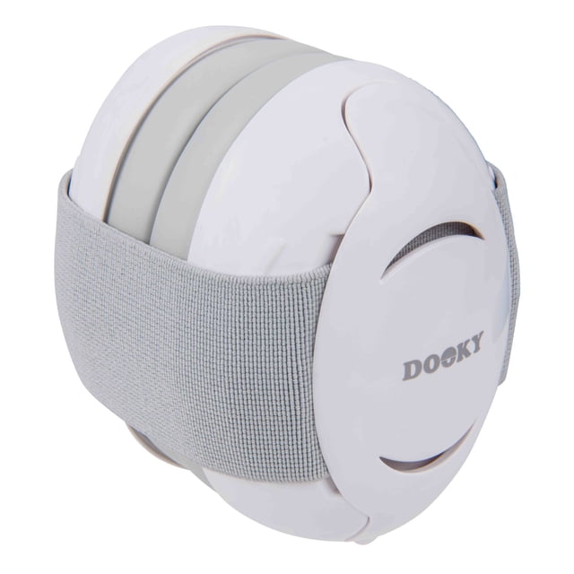 Dooky Cache-oreilles de Protection pour Bébé Conçus pour les Nourrissons et les Tout-Petits de 0 à 3 Ans. Ces Écouteurs Blancs à Réduction de Bruit Comportent une Sangle Grise Douce et Ajustable et des Coussinets d'Oreille Blancs avec le logo Dooky. Offrant une Isolation de 25 dB, Ils Protègent l'Ouïe Sensible contre les Bruit Nocif et la Musique Forte. Conception Compacte et Pliable pour une Portabilité Facile.