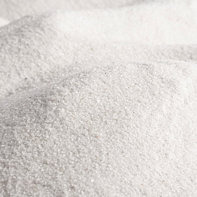 Sandtastik Classic Sable Coloré en Blanc, 10 lb. une Vue Gros Plan de Sable Doux, Naturellement Étincelant, avec une Taille de grain Propre et Uniforme Allant de 0,08 mm à 0,425 mm. Parfait pour les Jeux dans un Bac à Sable, les Projets d'Artisanat, les Bouteilles d'Art sur Sable, les Remplissages de vase, les Cérémonies de Sable unity et la Déco d'Événements. Certifié Non Toxique Sans Silice Gratuite.