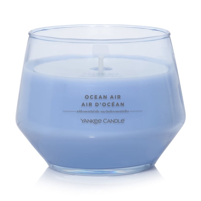 Yankee Candle Bougie Parfumée, Air Océanique, 10 oz, Collection Studio, Cire de Soya Bleue dans un Pot en Verre Translucide de Forme Unique avec une Mèche en Fibre Naturelle, Étiquetée avec le Nom et la Marque du Parfum, Idéale pour la Déco de la Maison et Créant une ambiance Rafraîchissante de Brise Marine.