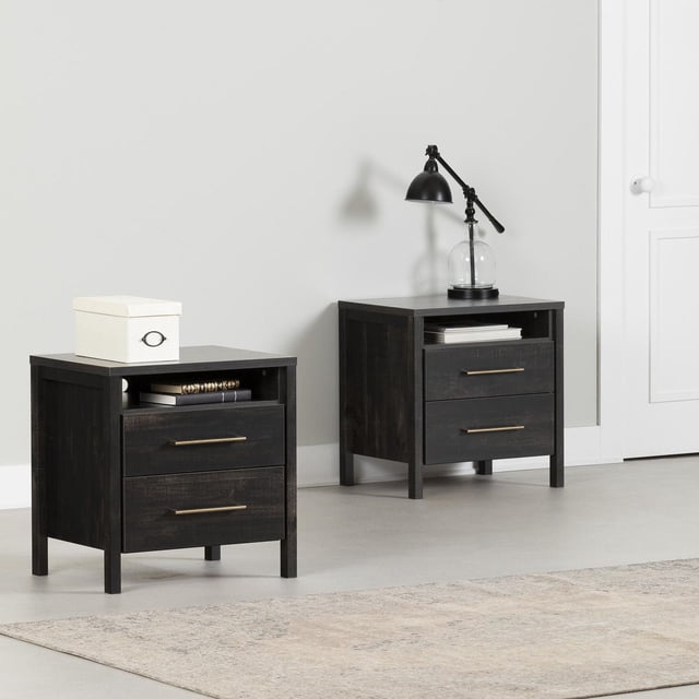 South Shore Gravity Ensemble de 2 Tables de Nuit pour Adulte en Noir Frotté, avec Deux Grands Tiroirs sur Chemins en Métal, un Compartiment Ouvert pour Livres, Pattes Droites, Fines Poignées en Métal, et un Oeillet pour Appareils Électroniques, Présenté dans une Pièce Minimaliste avec des Murs et un Plancher Gris Pâle.
