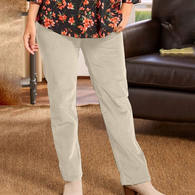 Pantalon en Velours Côtelé Uni pour Femmes avec Poches, Couleur beige Pâle, Montré dans un Décor d'Intérieur Décontracté. le Pantalon Présente une Coupe Droite avec une texture en Velours Côtelé Douce, Offrant une Coupe Confortable et Respirante. Assorti à un Haut à Motif floral et à des Bottines, Convient au Port Quotidien, au Travail Ou aux Sorties Décontractées. Offert en Tailles P à TTTG avec des Mesures Fidèles à la Taille.