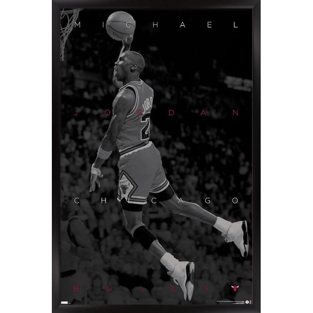 Michael Jordan - Affiche Murale Noir et Blanc, 22,375 Po x 34 Po Encadrée Montrant Michael Jordan en Uniforme Chicago Bulls Numéro 23 Bondissant pour un dunk de basketball Près du Panier, avec un Arrière-Plan de Foule Flou et un Texte Épelant Michael Jordan Chicago Bulls plus le logo des Bulls en Bas à Droite.