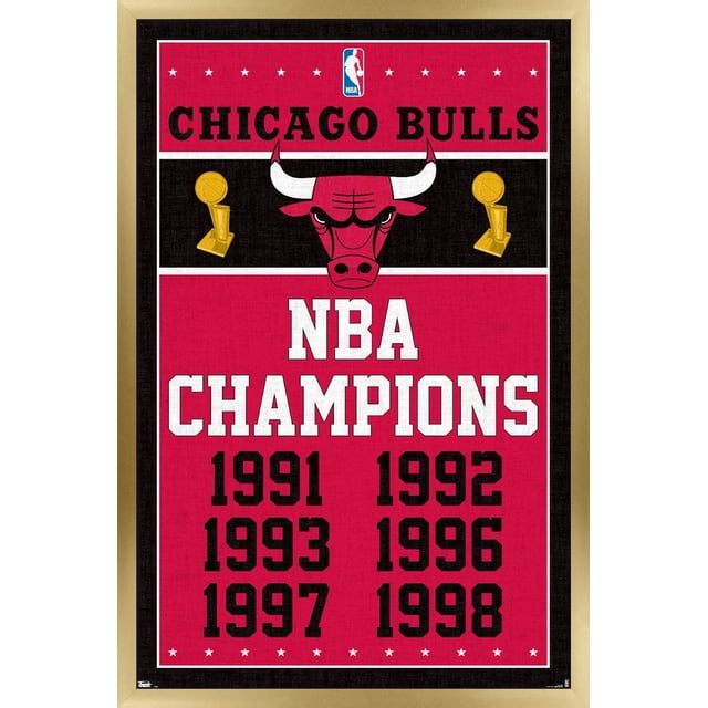 NBA Chicago Bulls - Affiche Murale Champions 13, 22,375 Po x 34 Po Encadrée, Présentant le logo Tête de Taureau Rouge des Chicago Bulls Centré sur un Fond Rouge et Noir avec le logo NBA au-Dessus, Deux Trophées de Championnat NBA Dorés de Chaque Côté, et les Années de Championnat 1991, 1992, 1993, 1996, 1997 et 1998 en Texte Noir et Blanc Audacieux