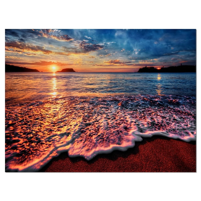 Designart Toile Murale Vue de Plage en Soirée Paisible – Enveloppée dans une Toile en Coton de Qualité Supérieure, Représentant un Coucher de Soleil sur des Vagues de Mer Calmes Se Lavant sur un Rivage Sablonneux avec des Teintes orange et Bleu Vibrantes et des silhouettes Côtières Lointaines, Prête à Accrocher.