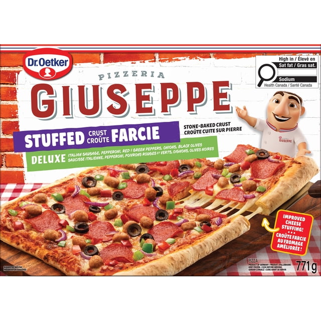 Dr. Oetker Giuseppe Pizza de Luxe à Croûte Farcie avec Croûte Cuite à la Pierre et Farce de Fromage Améliorée, Nappée de Saucisse Italienne, pepperoni, Poivrons Rouges et Verts, Oignons et olives Noires, Montrant une Tranche Relevée avec du Fromage Fondu Extensible sur une surface en Bois.