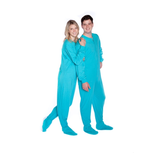 Big Feet PJs Pyjama en Tricot Jersey Turquoise pour Adulte avec Pieds et Rabat Arrière, Fabriqué en Tissu Doux 100 % Coton. Comprend un devant à Boutons-Pression, un Siège Rabattable dans le Dos et des Semelles Antidérapantes. Parfait pour les Nuits Chaudes Ou Fraîches. Présenté sur Deux Modèles Mettant en Valeur la Couleur Turquoise Vibrante et une Coupe Décontractée. Idéal comme Pyjama une-Pièce pour Homme.