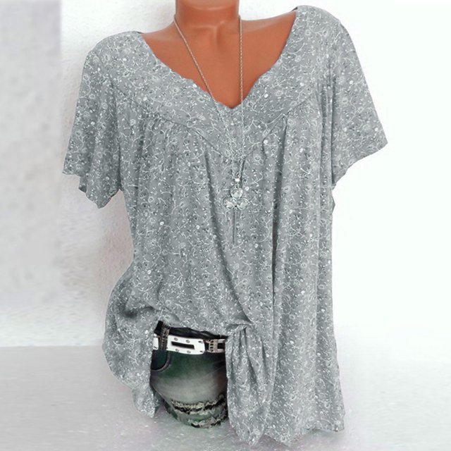 Haut pour Femme Grande Taille à Manches Courtes, Col en V, Imprimé, Gris, Fabriqué en Mélange Léger de Coton et de polyester avec un Tissu Doux et Extensible. Cette blouse Grande Taille Présente un Imprimé floral, des Manches Courtes et un Col en V, Stylée avec un Détail Nœud Latéral à l'Ourlet. Idéale pour une Tenue Décontractée, Elle s'Agence Bien avec des jeans Ou des leggings.