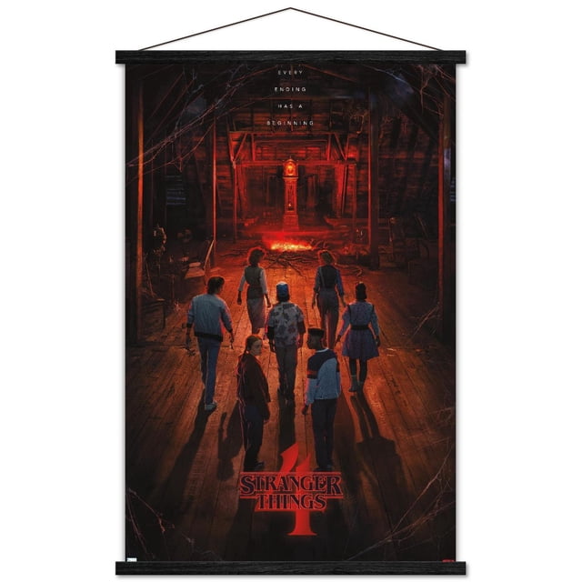 Netflix Stranger Things : Saison 4 - Affiche Teaser « Creel House » sur une Feuille, Mettant en Vedette Sept Personnages Marchant vers un Grand-Père Lumineux avec une Horloge à l'Intérieur d'Un Grenier Sombre avec Planchers en Bois et Toiles d'Araignée, Illuminée par une Lumière Rouge, avec la phrase « Chaque Fin a un Début » au-Dessus et le logo Stranger Things 4 en Dessous.