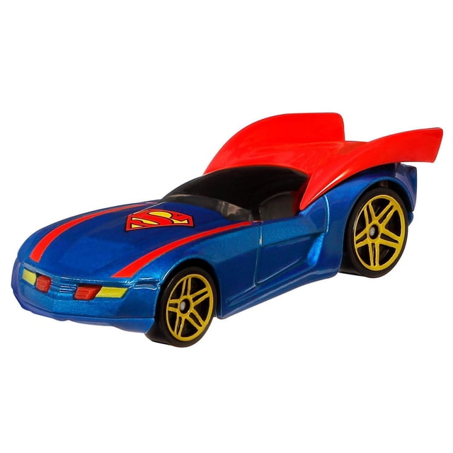 Hot Wheels DC Superman Véhicule Est une Voiture Jouet Bleue à l'Échelle 1:64 avec des Rayures de Course Rouges et un logo Superman Rouge sur le Capot, avec un Grand Aileron Arrière Rouge en Forme de cape de Superman, des Fenêtres Teintées Noires et des Roues à Cinq Rayons Jaunes, Idéal pour les Collectionneurs et le Jeu Imaginatif.