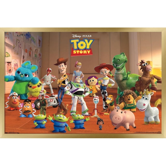 Disney Pixar Toy Story 4 - Affiche Murale Collage Mettant en Vedette Woody, Buzz Lightyear, Jessie, Rex, Bullseye, Hamm, Slinky Dog, Forky, Trois Extraterrestres Verts, Mr. Potato Head, Canard, Lapin et Bo Peep Arrangés sur un Plancher de Bois avec des Dessins pour Enfants sur le Mur derrière Eux.