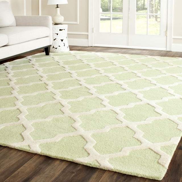 Safavieh Cambridge Liam Tapis Géométrique Vert Pâle à Motif Treillis Crème, Laine Tuftée à la Main avec Poils Bouclés et Coupe Peluche, Exposé sur Plancher de Bois Franc dans un Salon Lumineux avec sofa beige et table d'Appoint en Céramique Blanche avec Lampe, Convient pour Ajouter un style et une texture Américains Modernes à la Déco de la Maison Ou du Bureau.