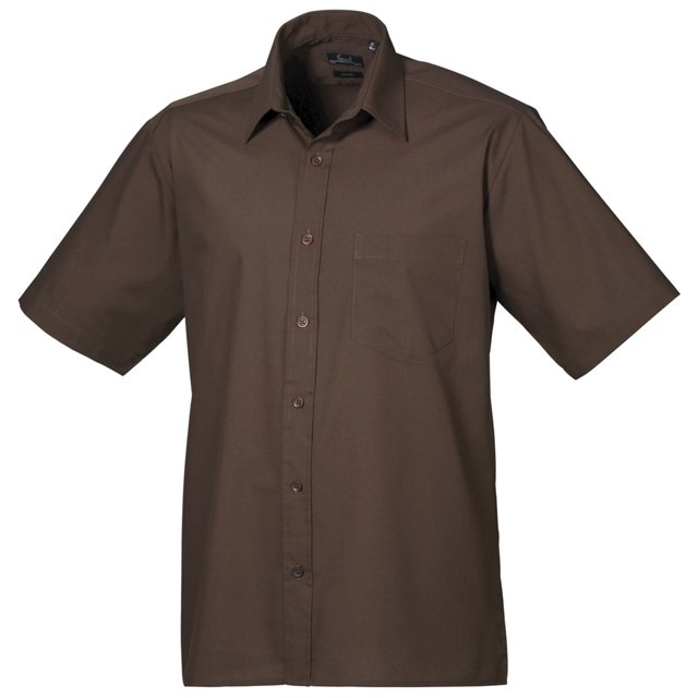 Premier Chemise de Travail Formelle pour Homme à Manches Courtes en Popeline Unie de Couleur Brun Uni. Comprend un Col Coupe Formelle Renforcé, des Boutons Auto-Colorants et une Poche pour Mitaine Gauche. Fabriquée en 65 % polyester et 35 % Coton avec un Tissu Tissé Uni Pesant 105 G/m2. Entretien Facile et Fini Résistant au Sol, Idéale pour le Bureau et les Uniformes de Travail.
