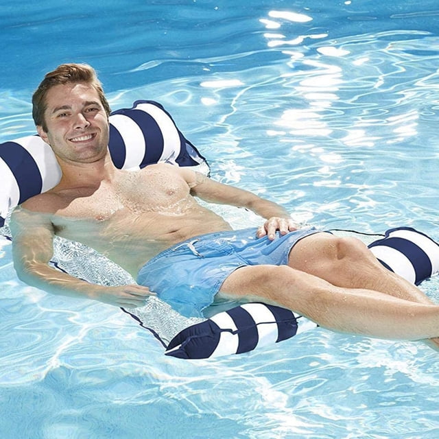 Hamac Flottant de Piscine de Qualité Supérieure, Chaise Longue Hamac d'Eau Pliable Multifonction avec Conception de Radeau Gonflable. le Hamac Présente un Motif Rayé Bleu Foncé et Blanc avec Doublure en Maille de Soutien, Gardant l'Utilisateur au Frais pendant la Flottaison. Fabriqué en Matériau PVC durable, Il Mesure 135 cm par 70 cm avant de Gonfler et Supporte jusqu'à 100 kg. l'Image Montre le Hamac en Utilisation, avec une Personne Qui s'Incline Confortablement dans une Piscine, la Tête et les Pieds Reposez-Vous sur les Coussins d'Air.