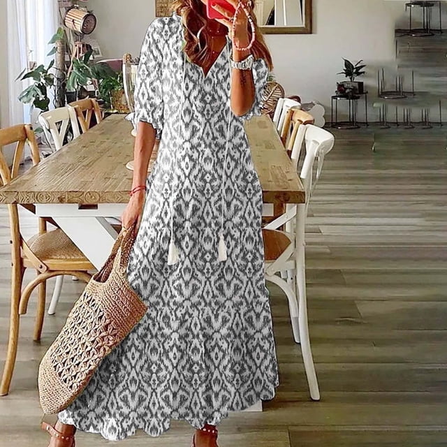 JUNWELL Robe Bohème d'Été pour Femmes, Robe Maxi Décontractée Grande Taille de Couleur Unie avec Encolure en V et Détails de Franges en Dentelle. Fabriquée en Tissu polyester Léger Extensible, Cette Robe Est Parfaite pour les occasions d'Été comme les Sorties à la Plage, les Mariages Ou le Port Quotidien Décontracté. Conçue à Manches Courtes, Elle s'Agence Bien avec des Sandales Ou des Talons. l'Image Montre la Robe Accessoirisée avec un Sac Fourre-Tout Tissé dans un Cadre Intérieur Douillet.