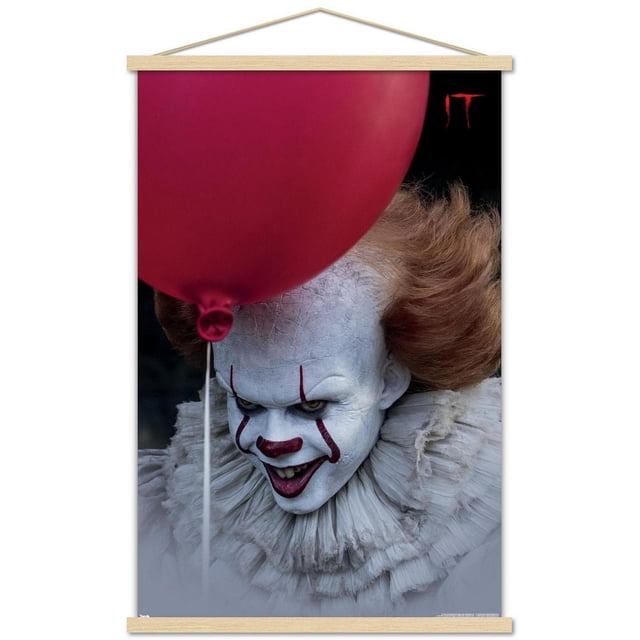 IT - Affiche Murale de Ballons, 14,725 Po x 22,375 Po Montrant un Gros Plan de Pennywise le clown avec une Peinture de Visage Blanc Fissuré, des Cheveux orange et un Col à Volants Superposés, Partiellement Cachée derrière un Grand Ballon Rouge sur un Fond Noir avec le logo IT Rouge dans le Coin Supérieur Droit, Convient à la Décoration Murale de Chambre Ou de Bureau.